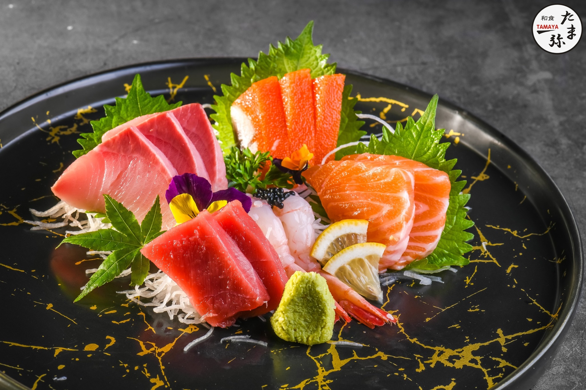 Sashimi cá hồi và cá ngừ tươi ngon được thái lát dày và trang trí đẹp mắt